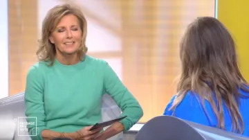 The sweater round neck cashmere green water of Claire Chazal in Passage of the arts 11.03.2020