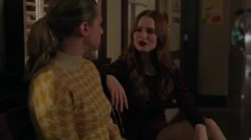 Yel­low High Neck Sweater worn by Betty Cooper (Lili Reinhart) in Riverdale Season 4 Episode 16