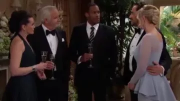 Halston Metallic Jacquard Halter-Neck Overlay Jumpsuit usado por (Rena Sofer) en The Bold and the Beautiful marzo 11, 2020