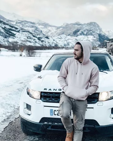 Le sweatshirt à capuche pastel de Benjamin Samat sur son compte Instagram @benji_samat