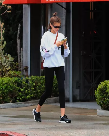 Lululemon Noir Serré, Jambières de Kaia Jordan Gerber sur l'Instagram account @kaiagerber 11 Mars 2020