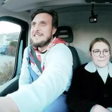 The sweatshirt in red and white, Mickey worn by Mcfly on his account Instagram @levraimcfly