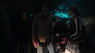 Chaqueta Bomber usada por Betty Cooper (Lili Reinhart) en Riverdale Temporada 4 Episodio 16