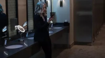 Noir Blazer de Laine portés par Colette français (Willa Fitzgerald) à Oser Me Saison 1 Épisode 7