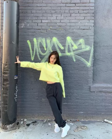YEEZY Baskets Yeezy Boost 350 V2 "Triple Blanco de Jennie Kim en la cuenta de Instagram @jennierubyjane