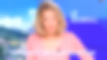 Le pull rose manches courtes avec boutons de Caroline Delage dans William à midi le 12.03.2020