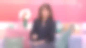 la blusa calada Caroll usada por Faustine Bollaert en Ça begin aujourd'hui