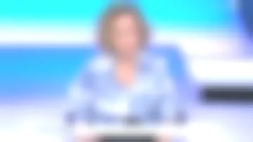 La robe chemisier imprimée toile de jouy en soie Bleu de Caroline Roux dans C dans l'air le 12.03.2020