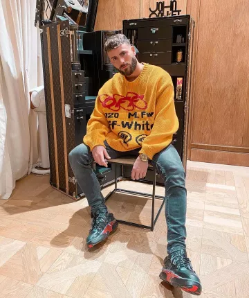 Pull off white porté par illan castronovo sur le compte Instagram de @illancto
