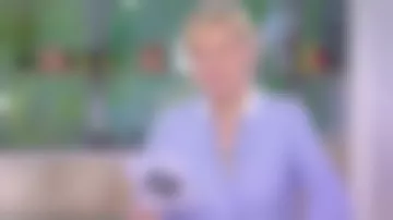 La chemise en popeline rayée avec col contrastant de Anne-Élisabeth Lemoine dans C à Vous le 12.03.2020