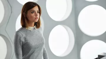 Gray Sweater of Clara (Jenna Coleman) in Doctor Who (S09E12)