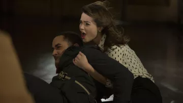 Noir le tablier Shorts de Clara (Jenna Coleman) dans Doctor Who (S08E06)