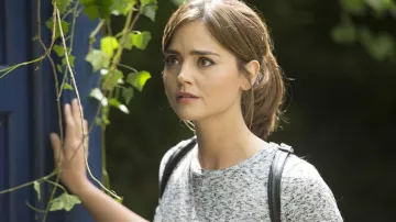 Pull gris de Clara (Jenna Coleman) dans Doctor Who (S08E10)