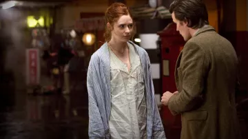 Vestido de rayas azules de Amy Pond (Karen Gillan) en Doctor Who (S05E02)