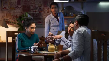 Impression étoile Chemise Rayée de Yasmin Khan (Mandip Gill) dans Doctor Who (S11E05)