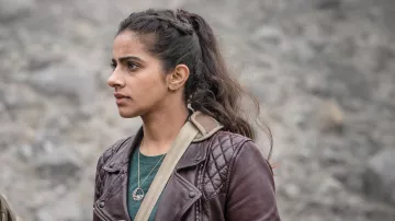 Des abeilles et des Fleurs Pendentif de Collier de Yasmin Khan (Mandip Gill) dans Doctor Who (S11E10)