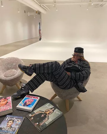 Prada Plexiglass Trim Hat de Kylie Jenner en la cuenta de Instagram @kyliejenner 12 de marzo de 2020
