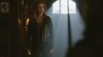 Veste en Cuir noir porté par Jade (Giorgia Whigham) dans les Héritages de la Saison 2 Épisode 12