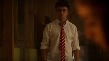 Tie red striped from Samuel García Domínguez (Itzan Escamilla) in Elite (S03E05)