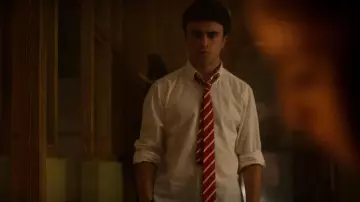 Cravate rouge rayée de Samuel García Domínguez (Itzan Escamilla) dans Élite (S03E05)