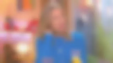 Le pull col rond 6 fils en cachemire bleu azur de Agathe Lecaron dans La maison des maternelles le 13.03.2020