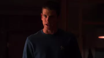 Blue Lacoste sweater of Guzmán (Miguel Bernardeau) in Elite (S03E03)