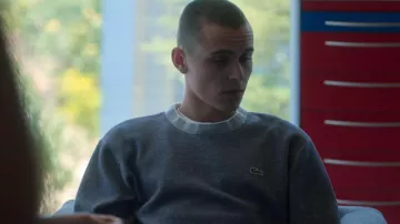 Pull gris Lacoste de Ander (Arón Piper) dans Élite (S03E06)