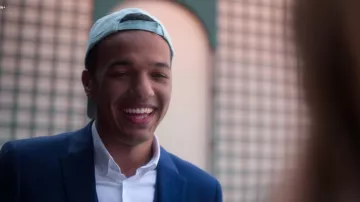 The cap and the light blue of Shaurya (Sergio Momo) in Elite (S03E04)