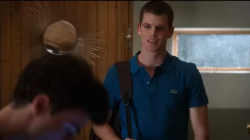 Polo blue Lacoste de Guzman (Miguel Bernardeau) in Elite (S03E06)