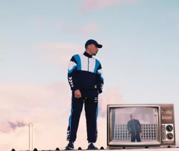 Sudadera deportiva Hummel azul y blanca de Mister V en la cuenta de Instagram de @yvick