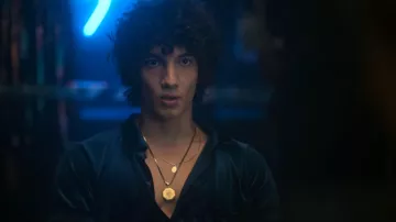 Short sleeved shirt by Valerio (Jorge López) in Elite (S03E08)