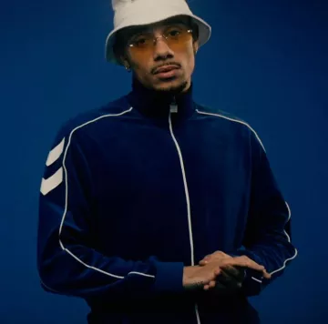 La chaqueta de terciopelo hummel azul de Mister V en su cuenta de Instagram @yvick