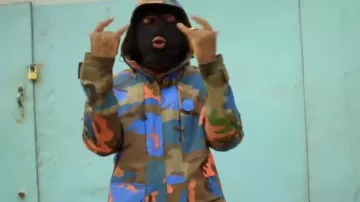La chaqueta militar de Siboy en el clip Au Revoir Merci