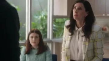Shirt White worn by Delia (Michaela Watkins) in The Unicorn Season 1 Episode 18