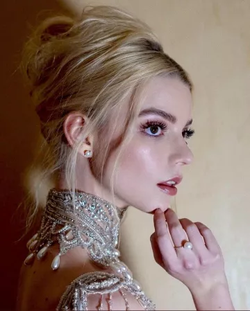 Natasha Schweitzer Anneau de Perle de Anya Taylor-Joie sur Instagram account @anyataylorjoy