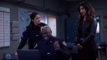 Chaqueta de cuero con capucha usada por Rosa Díaz (Stephanie Beatriz) Brooklyn Nine-Nine en la temporada 7 Episodio 7