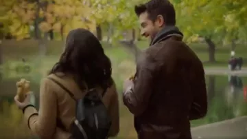 Convertible Mini Julian Sac à dos porté par Jane Sloan (Katie Stevens) Les caractères Gras Saison 4 Épisode 7