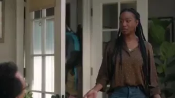 Camisa marrón usada por Michelle (Maya Lynne Robinson) en The Unicorn Temporada 1 Episodio 18