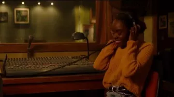 Suéter rib Knit Mustard Yellow usado por Josie McCoy (Ashleigh Murray) en Katy Keene Temporada 1 Episodio 6