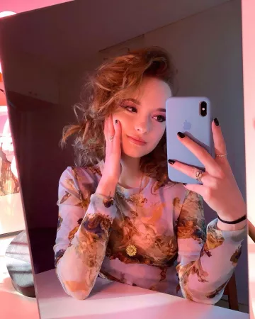 La cáscara de silicona lila de Estelle en la cuenta de Instagram de @estellefitz