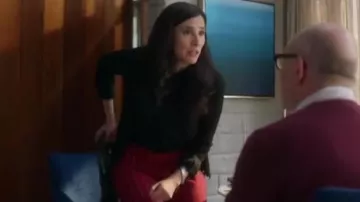 Shirt Black worn by Delia (Michaela Watkins) in The Unicorn Season 1 Episode 18
