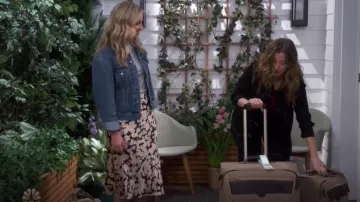De soie Jupe mi-longue porté par Rebecca (Abby Elliott) Endettés Saison 1 Épisode 6