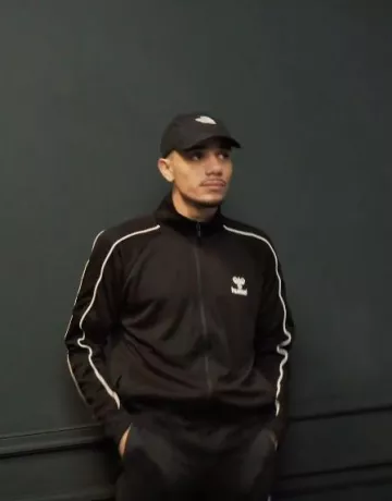 Chaqueta de chándal negra de Mister V en la cuenta de Instagram de @yvick