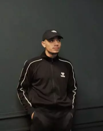 La veste de survêtement noire de Mister V sur le compte Instagram de @yvick
