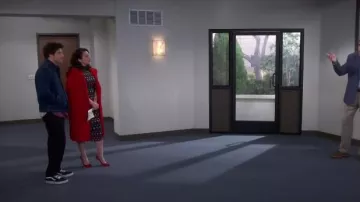 Fit­ted Mi­di Dress worn by Debbie (Fran Drescher) in Indebted Season 1 Episode 6