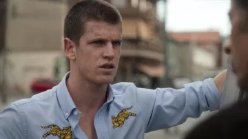 Kenzo Jump­ing Tiger but­ton-down shirt in blue worn by Guzmán (Miguel Bernardeau) as seen in Elite (S03E04)