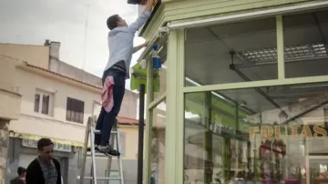 New Balance grey black sneakers worn by Guzmán (Miguel Bernardeau) in Elite (S03E04)