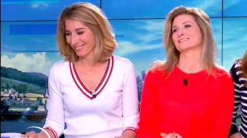 Le pull manches 3/4 bandes contrastantes de Caroline Delage dans William à midi le 13.03.2020