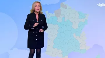 La robe droite boutonnée avec col en V de Fabienne Amiach dans Météo de France 3 le 12.03.2020