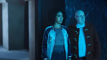 Pull gris du projet de Loi (Pearl Mackie) dans Doctor Who (S10E07)